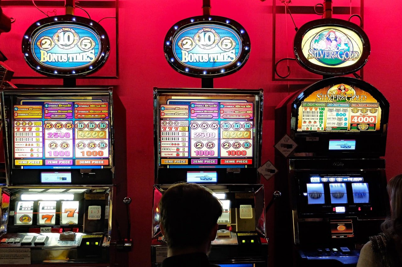 Người chơi Việt Nam chơi game slot vina24h trên điện thoại di động với giao diện tiếng Việt