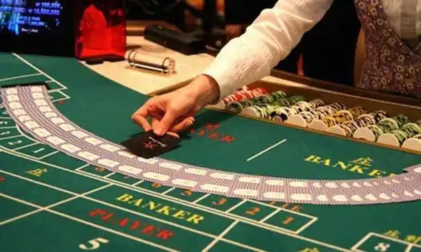 Người chơi Việt Nam trải nghiệm sảnh game vina24h trên điện thoại di động